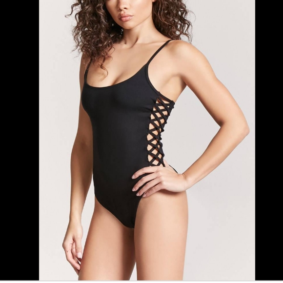 Forever 21 Tops - ✨5/$25✨ NWT Forever 21 cross side bodysuit